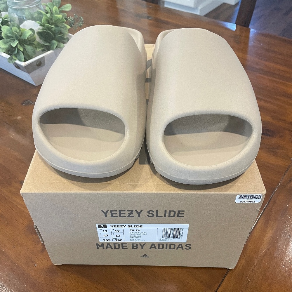 Men’s Yeezy Slides color Pure
